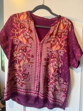 Women’s Floral Pattern Split-Neck Top in Plum